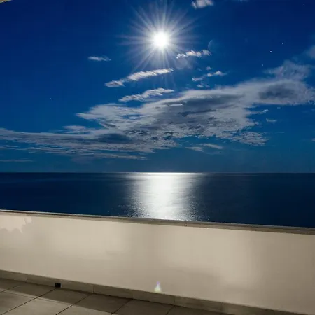 Seaside Holiday - Unique Location 度假居 *